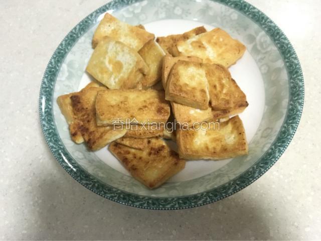 两面煎至金黄装入盘中，