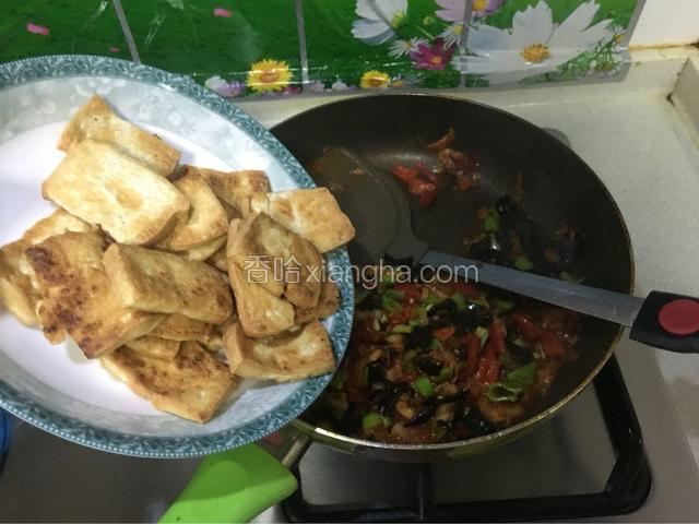 倒入煎好的豆腐，