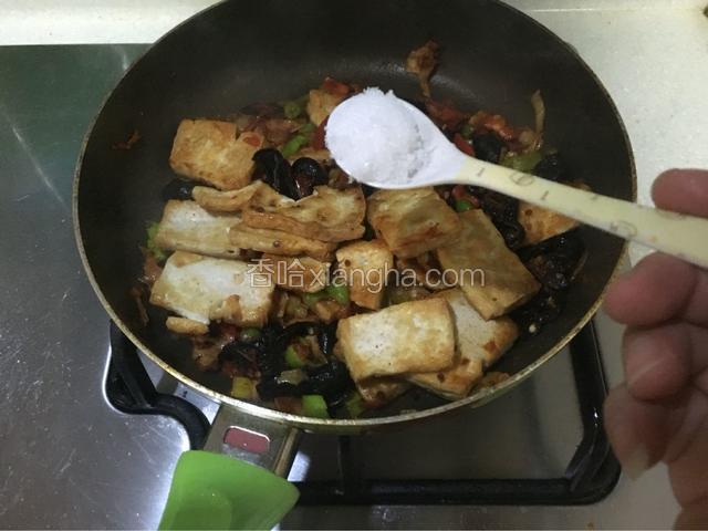 加入少量白糖，继续翻炒，