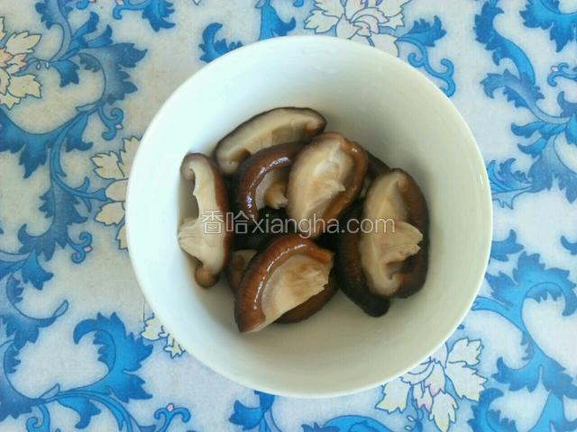 焯水的香菇捞出来洗净沥干水分。