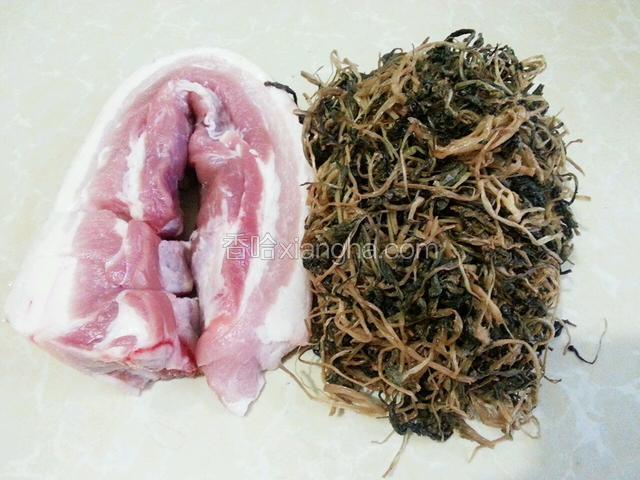 准备好五花肉和梅干菜