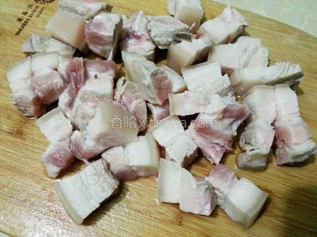 五花肉过下水洗净切小块