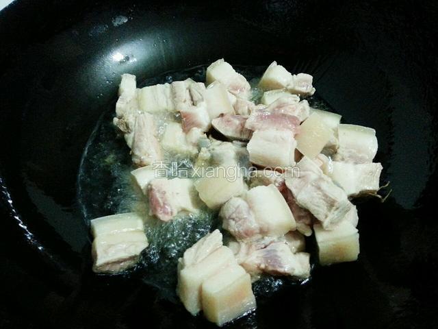 锅里放入适量的油，放入五花肉进行煎至，把肉煸透呈金黄色