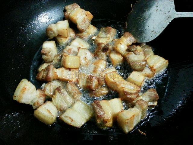 把肉煸透呈金黄色