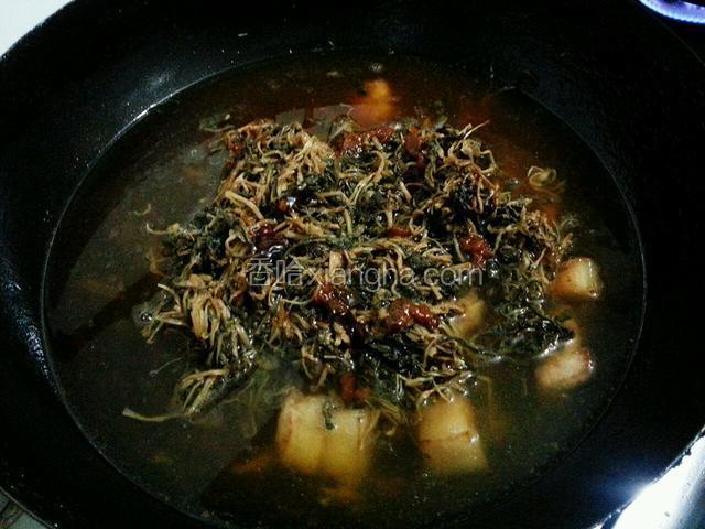 炒匀后注入适量的水，盖上锅盖焖至40分钟
