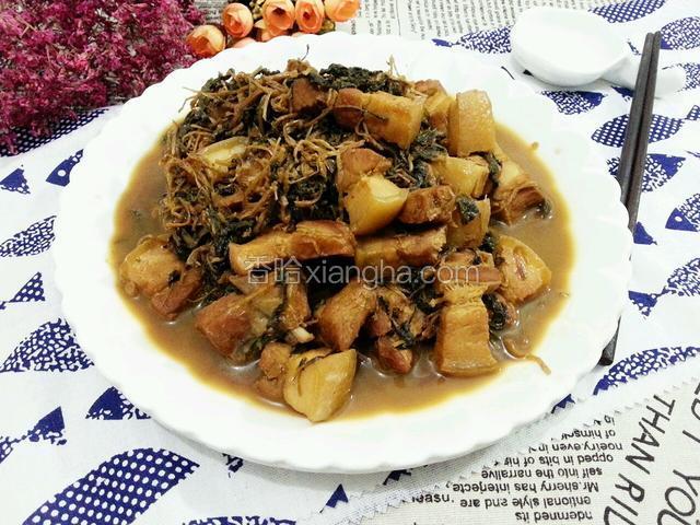 然后用大火收汁，然后撒味精调味，炒匀即可