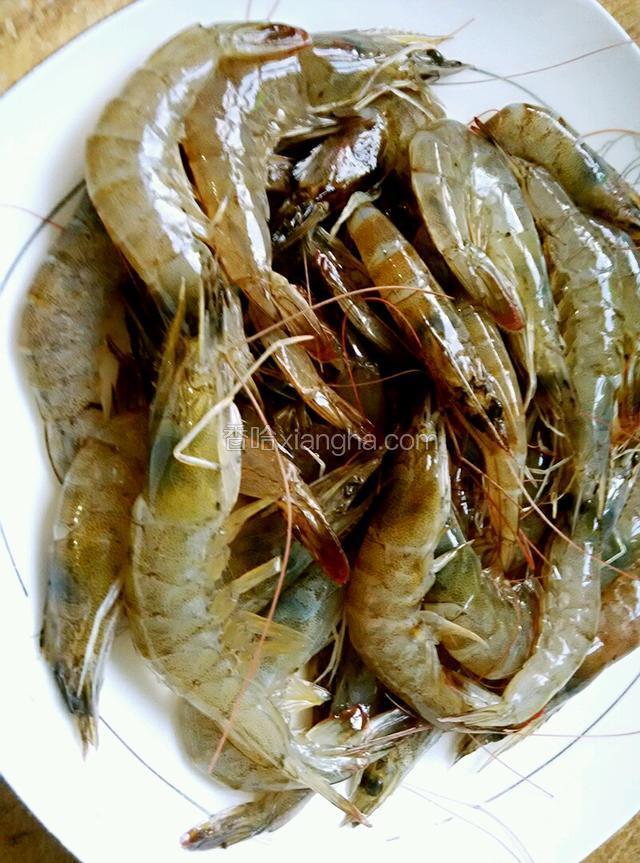 鲜虾洗净去掉虾线