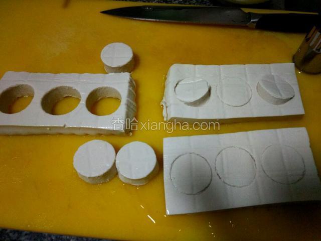 豆腐用盐水泡一下，切块