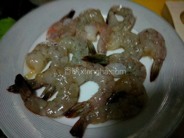 虾去壳，去头，去虾肠，留虾尾巴
