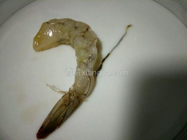 在虾背部开一刀，就可以把虾肠取出来了