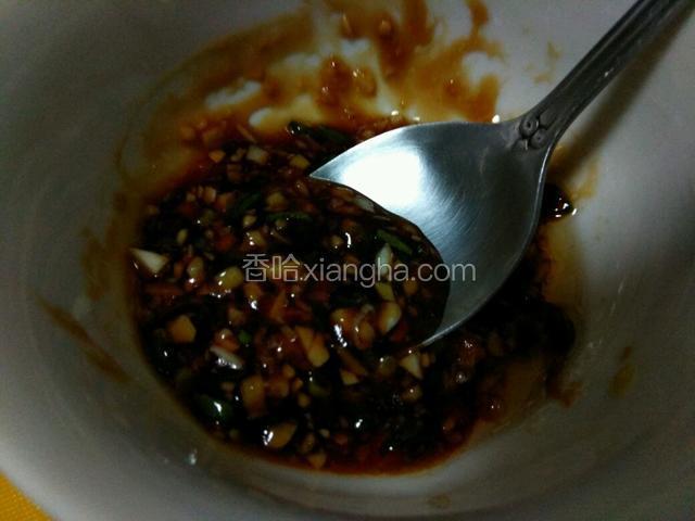 用蚝油，生抽，芝麻油，把葱姜蒜容，搅拌均匀备用