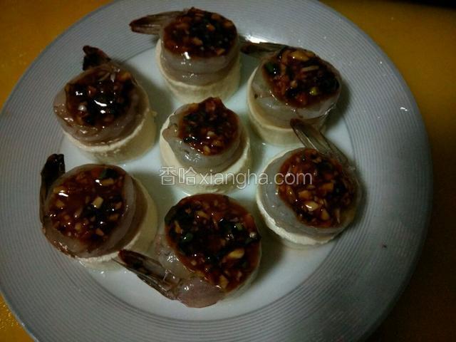 把调好的料汁，用汤匙给每一个上面铺上料汁