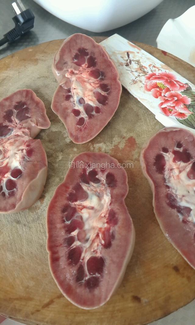 猪腰子洗净对半切开，去掉红白部分