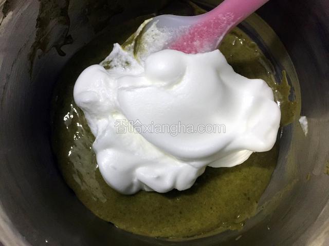 这时候烤箱130度预热10分钟
用刮刀加入三分之一蛋白快速翻拌均匀，不要划圈以免消泡