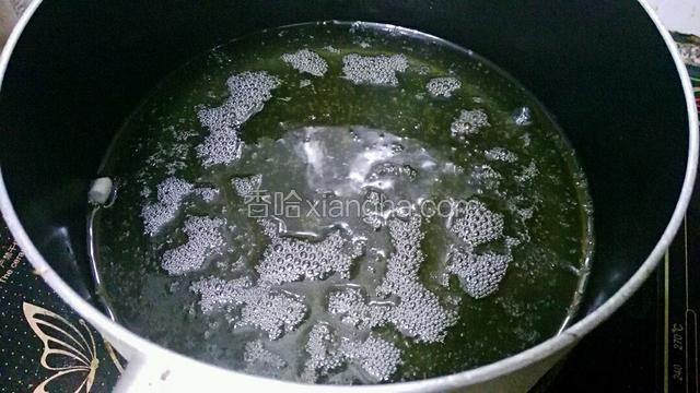 香酥虾 把油烧至8成热