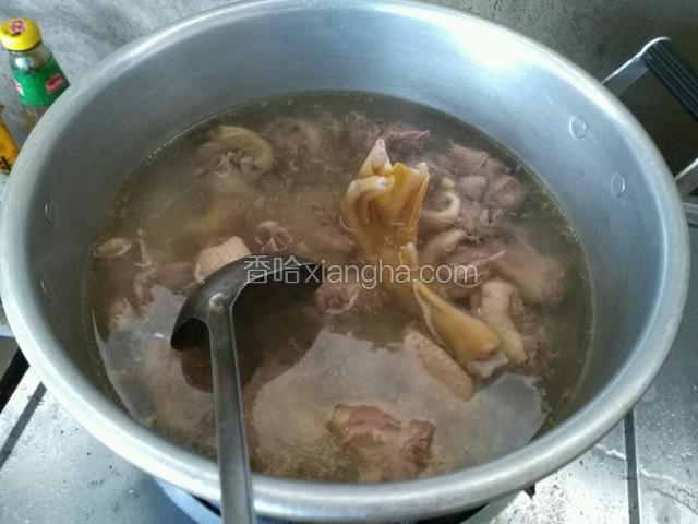 煮开老鸭，倒掉这次的水再洗干净老鸭