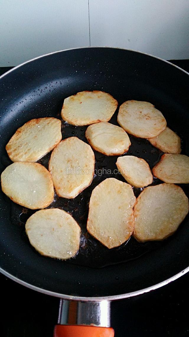 煎至土豆片两面金黄。