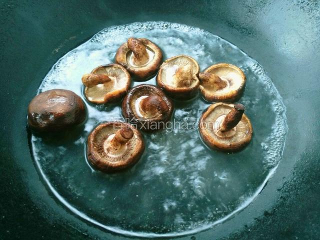 锅里烧开水，把香菇焯水