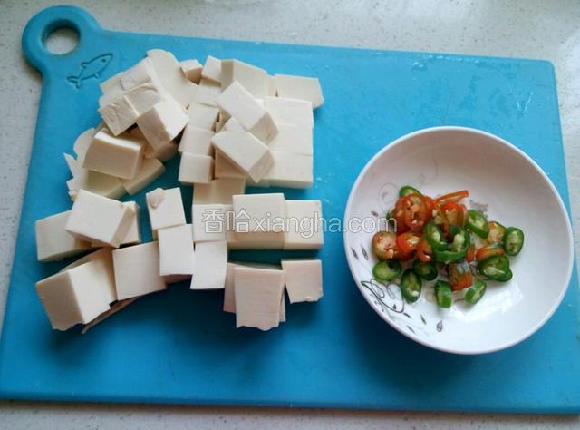 豆腐切小丁，辣椒切圈