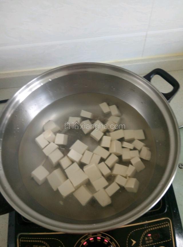 水烧开放入豆腐滴点油烧两分钟捞出控水