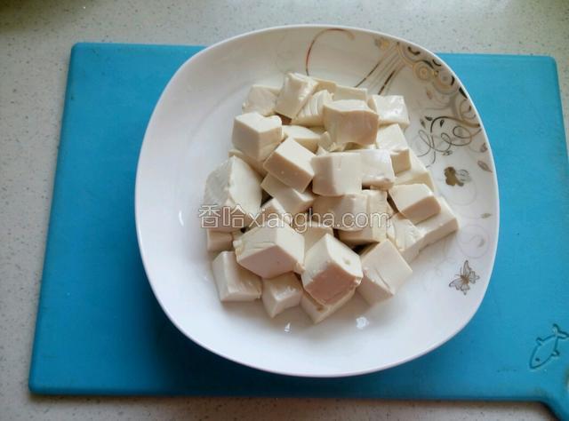 豆腐里放入盐，胡椒粉，香油拌匀，（第二个吃法，小碗里放入生抽，香油，辣椒油拌匀备用）