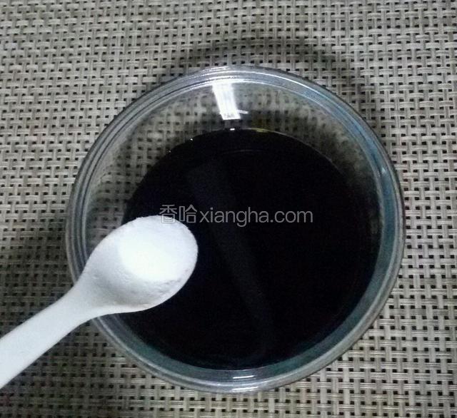 把醋倒入密封罐中，加少许盐。