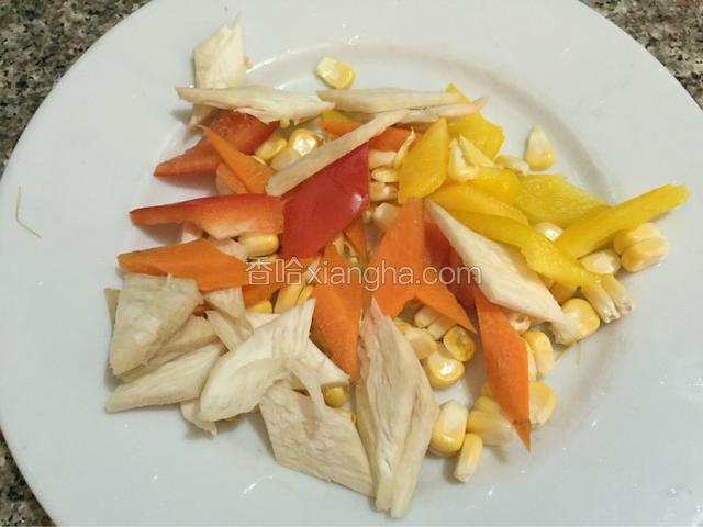 所有食材切小块，玉米剥粒备用