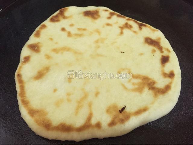 面团分成两份，取其中一份揉光滑，擀成面饼，不要太薄，电饼铛预热，擦油，油热放入面饼煎至两面金黄