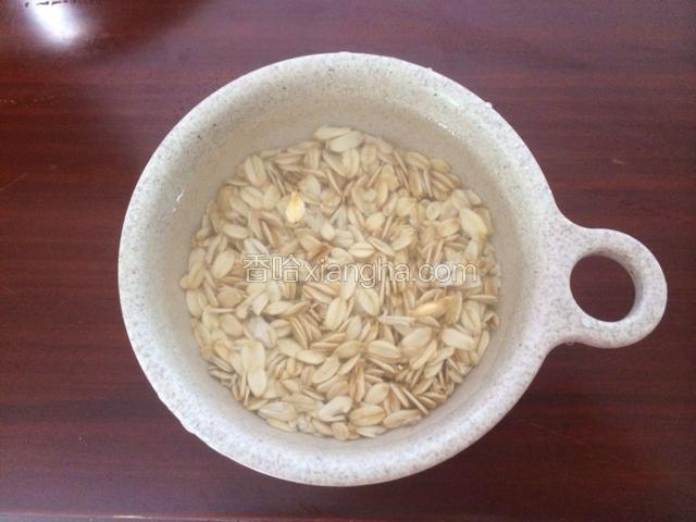 生燕麦片洗净放水里浸泡20分钟
