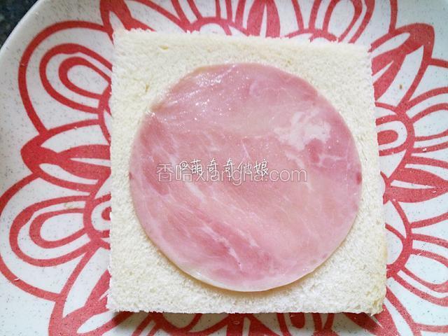 底部放一片土司，放上一片火腿。