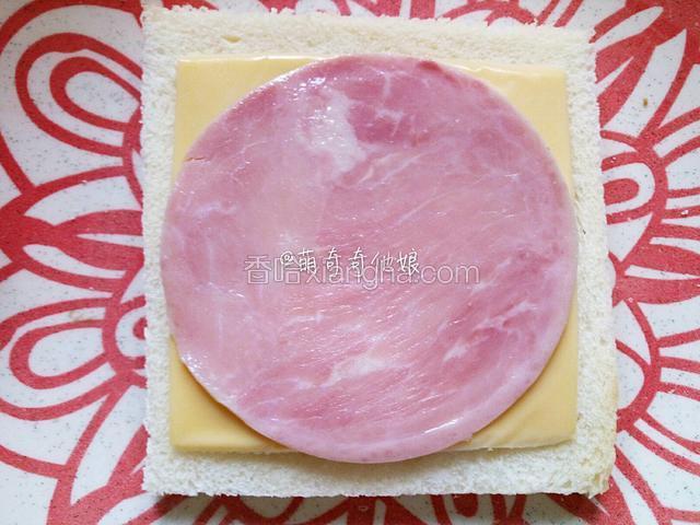 再覆盖一片火腿。