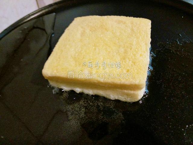 平底锅预热后放入土司，小火煎。