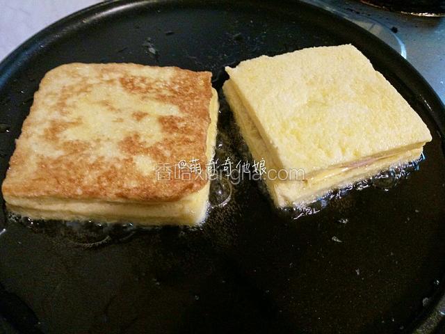煎好一面后再翻面继续小火煎。