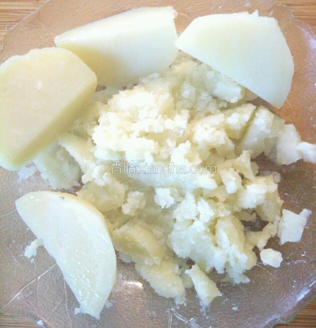 把土豆洗好切好，放锅里隔水蒸熟捣碎成泥备用