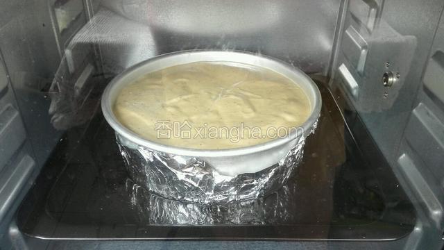 送入预热170烤箱，上下火中下层烤90分钟