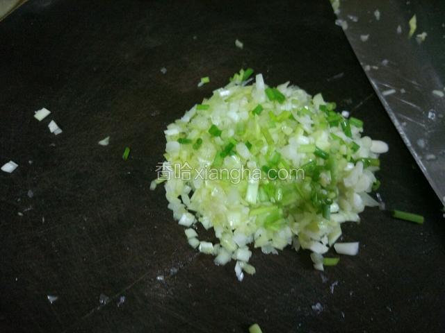 准备下馅料，葱切碎！