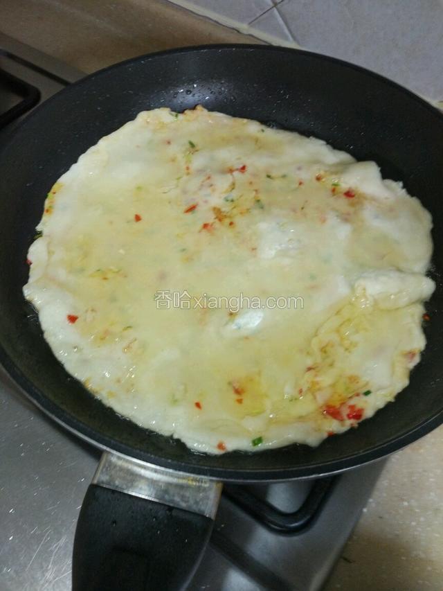 一张做好的饺子皮，铺在下面，放点葱馅，放第二张压在上面，然后继续放适量的葱馅，再放第三张，把剩下的馅料全放入，铺上第四张，手绕着边缘捏下，用擀面杖擀面成一个大饼！锅里放适量的油，烧热后，把面饼小心的放入，煎成两面金黄，即可！