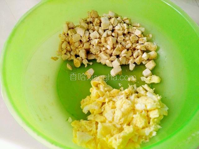 把豆腐切小丁放油锅里煎，煎的金黄色就行喽。鸡蛋打入碗里用筷子打散，放油锅里炒熟。