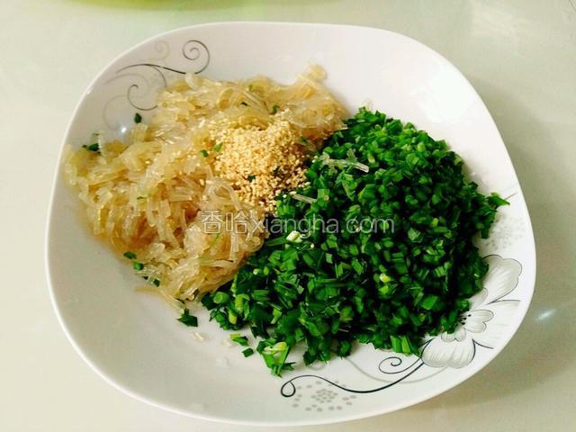 把韭菜切碎，煮过粉条也切碎。鸡精少许。