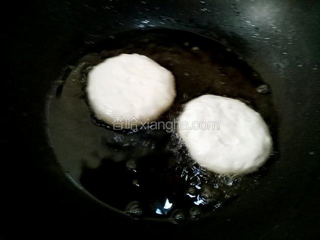 油温不要太高，小火，必须小火。把刚刚做的菜盒给按扁放锅里慢炸。