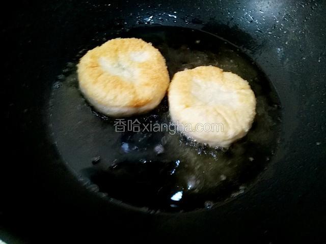 几分钟后再给翻面，已经金黄色了，继续小火慢炸另一面。