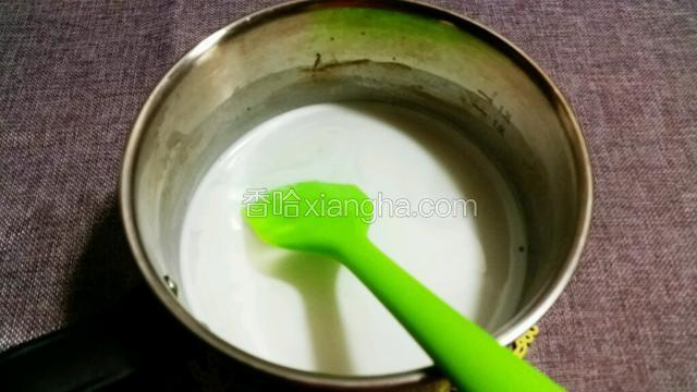 煮沸布丁液离火，一边加热一边搅拌