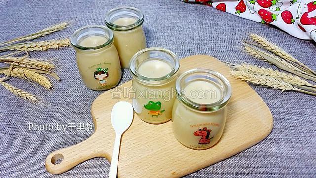 冷藏后凝固的奶茶布丁完成，请享用