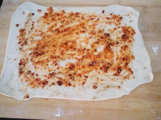 在面片上抹油撒盐十三香和辣椒油