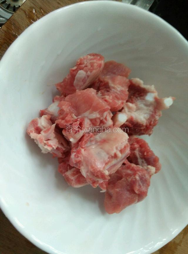 排骨洗净。