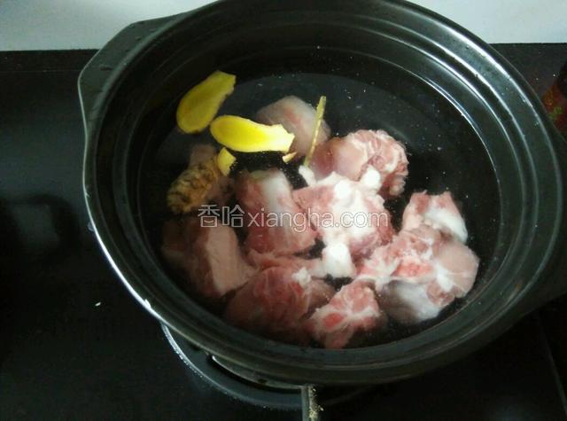 下砂锅，加足水，加姜片、料酒。