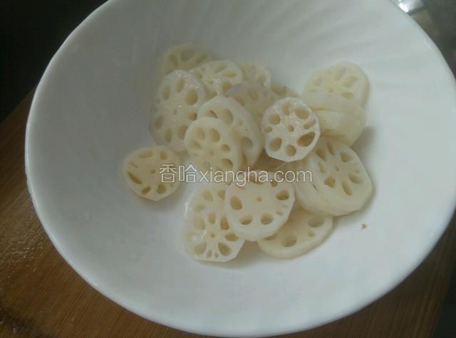 莲藕切薄片。