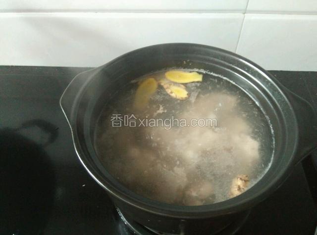 排骨煮开后撇去浮沫，小火炖约一小时。