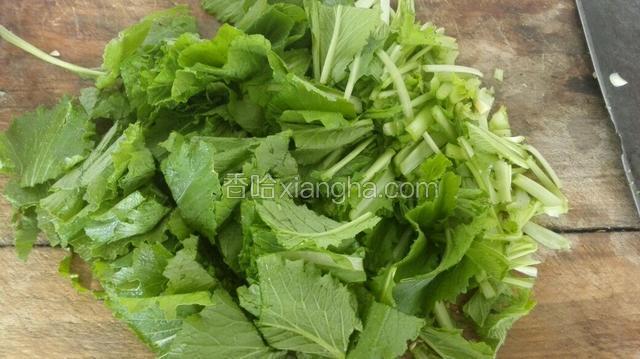 把小白菜切成5厘米长的段。
