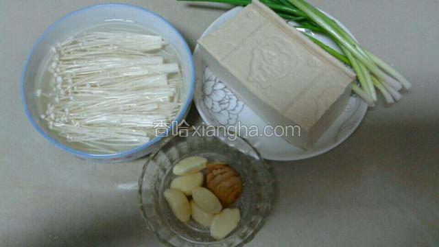 准备好以下食材，清洗干净备用。